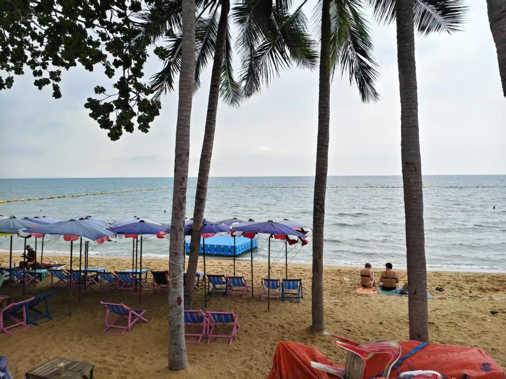 Sun Sky Resort Near Beach Jomtien Beach Exteriör bild